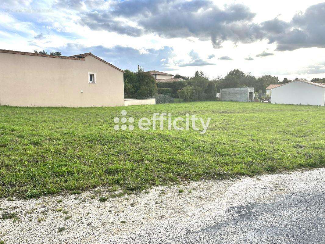 Terrain 1039 m² à Sauze-Vaussais  - photo 4