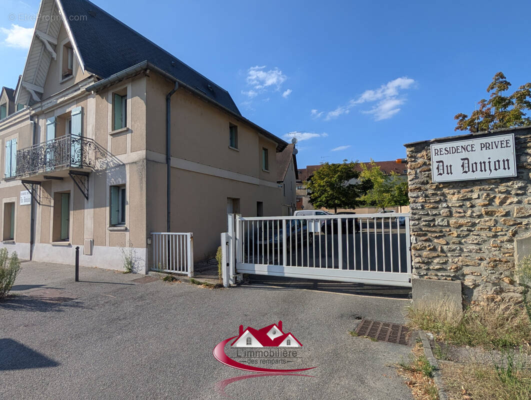 Parking à HOUDAN