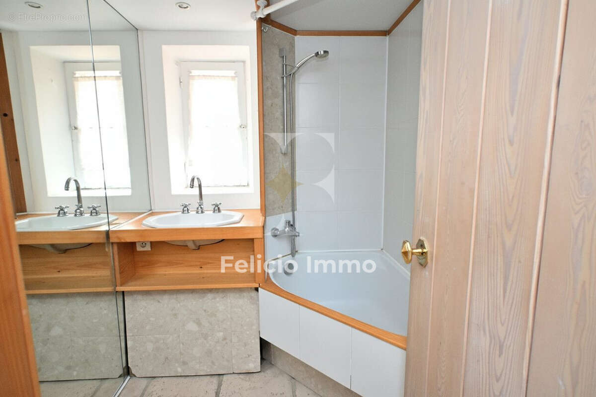 Appt 2ème étage - salle de bains - Appartement à VALBONNE