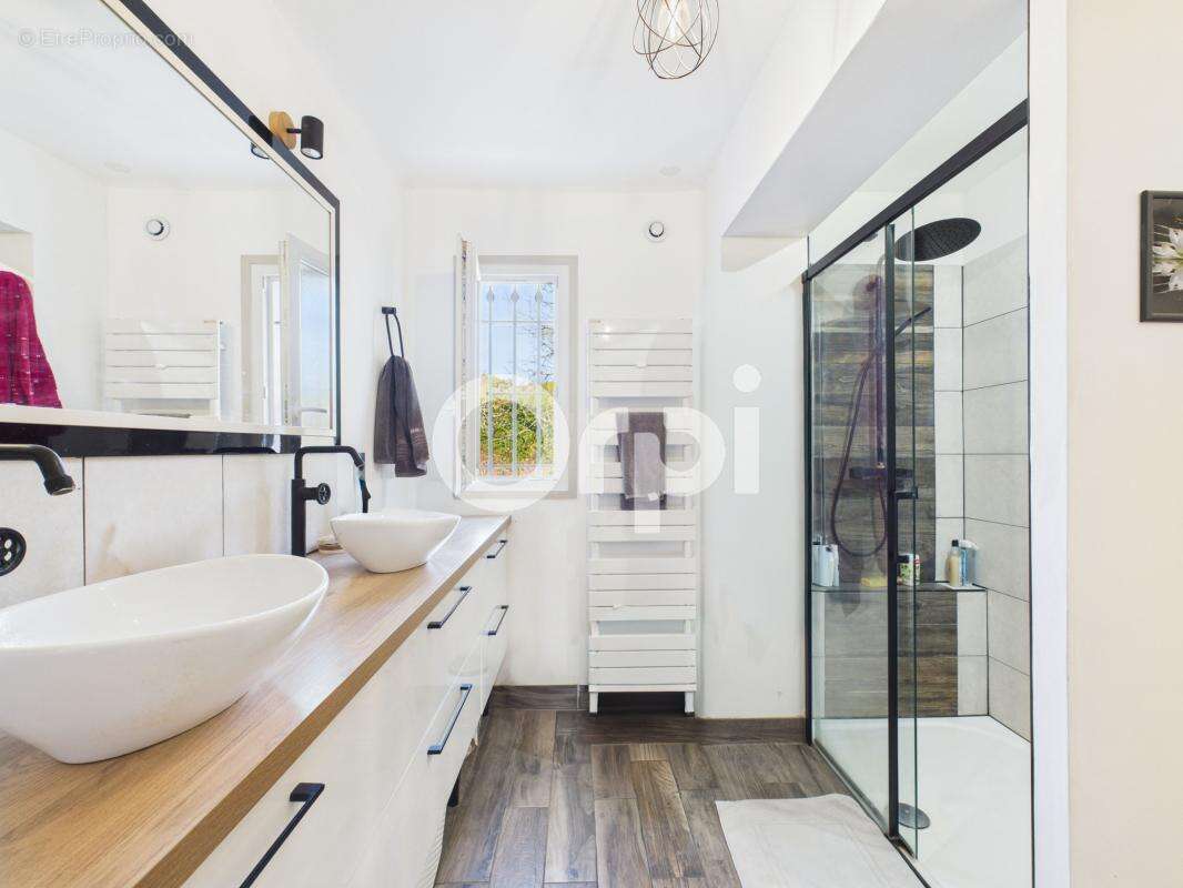 Maison à TOURRETTES