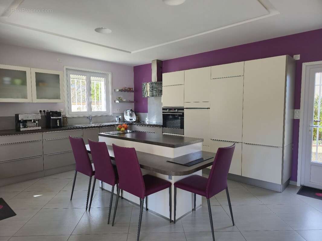 Maison 8 pièces  238 m²  Terrain 2 000 m²  Quartier résidentiel - photo 5