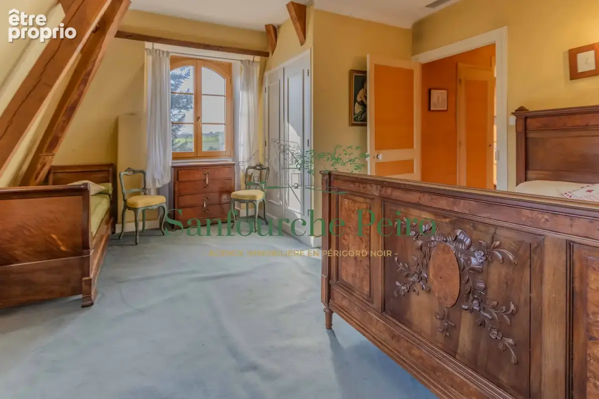 Situé à 18km à l'ouest de Sarlat et à 2km de Saint Cyprien - photo 29