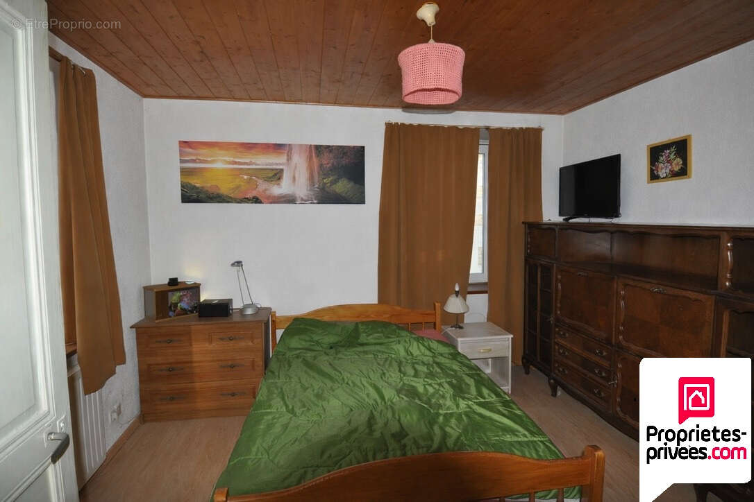 Corps de ferme avec 2 maisons, une grange, prévoir travaux - photo 11