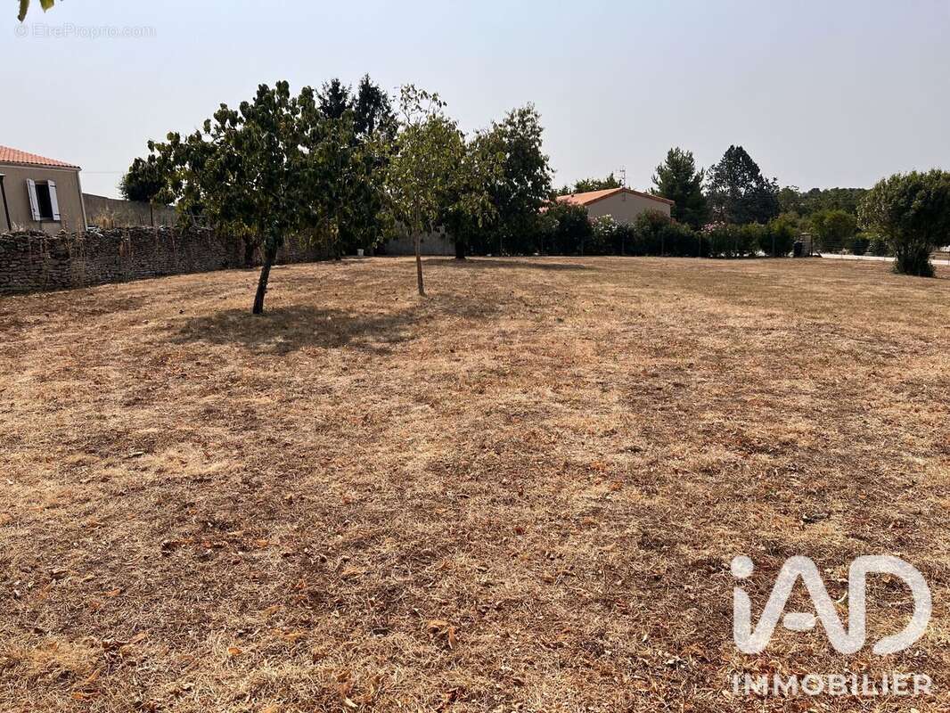 Terrain 1000 m² à Chef-Boutonne  - photo 2