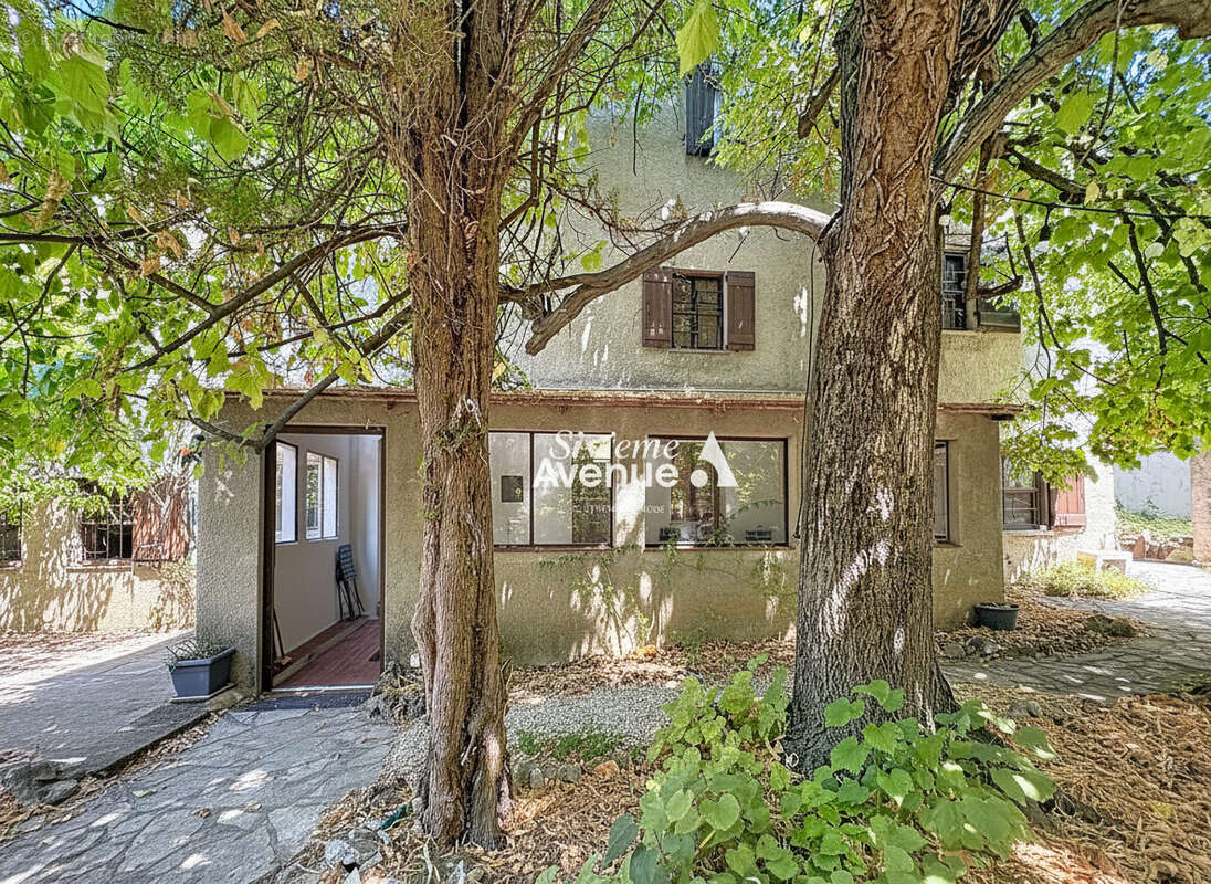 A vendre au Plan de Grasse - Maison atypique de 10 pièces ? 8 chambres ? Terrain de 360 m² - photo 3