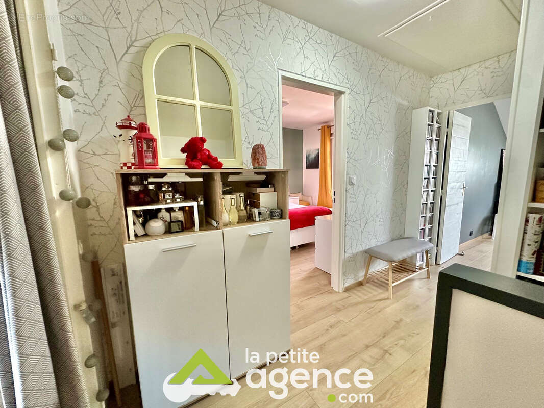 Bourges, dans impasse, au calme, maison rénovée de 102 m2, climatisée avec garage et jardinet. - photo 8