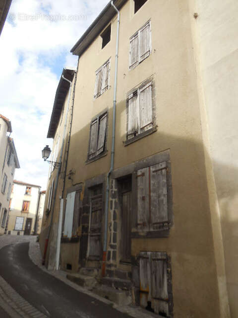 Maison à MARINGUES
