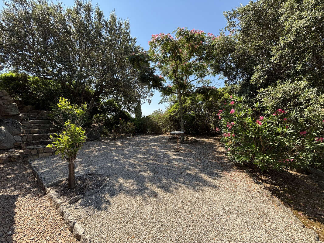 Villa de 176m2  sur 2 niveaux avec piscine et vue panoramique sur la mer et le golfe de Porto Vecchio - photo 23