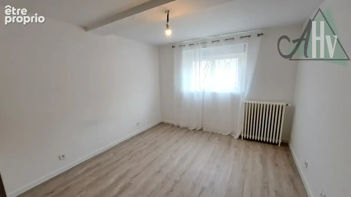 Proche SENS - Maison rénovée de 88 m2 avec 3 chambres, jardin et belle grange de 60 m2. - photo 5