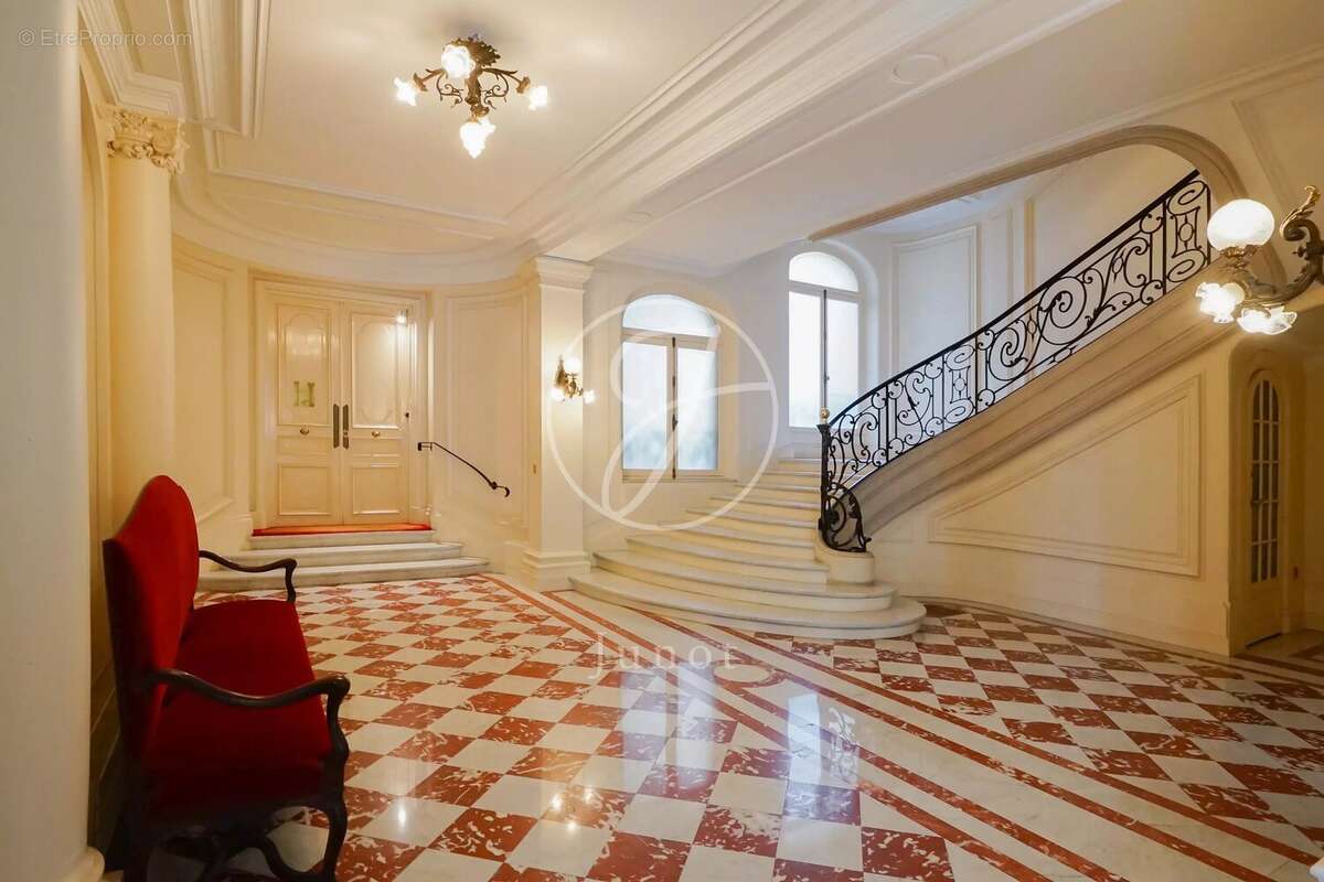 Appartement à PARIS-16E