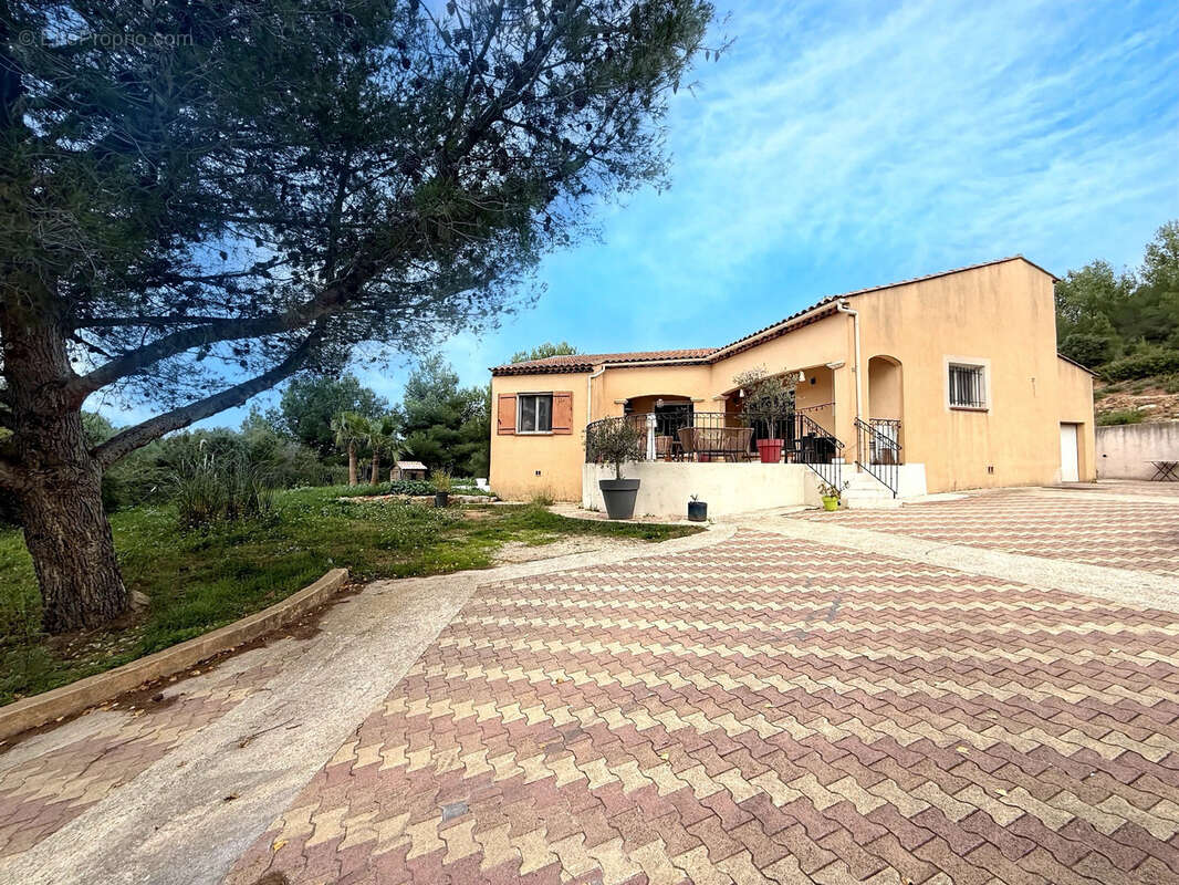 Maison à SAINT-MITRE-LES-REMPARTS