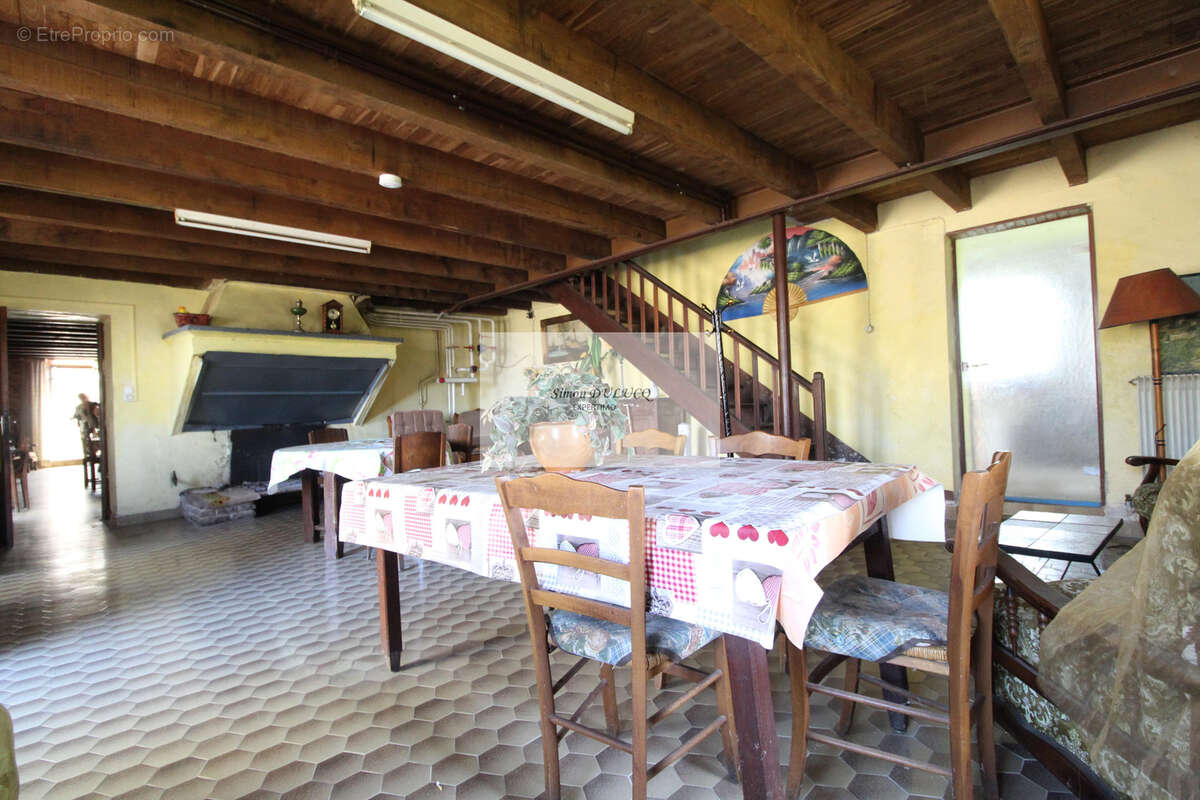 Grande propriété de 235 m2 à rénover   Terrain de plus de 1 500 m2, avec dépendances - photo 4