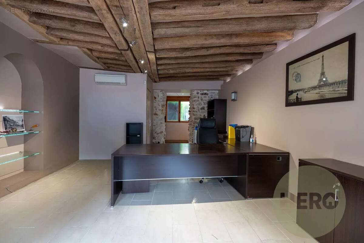 Commerce à NEAUPHLE-LE-CHATEAU