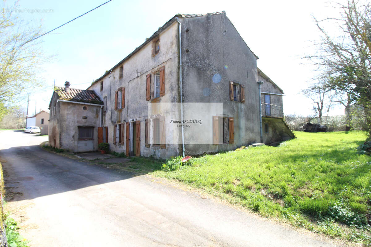 Grande propriété de 235 m2 à rénover   Terrain de plus de 1 500 m2, avec dépendances - photo 6