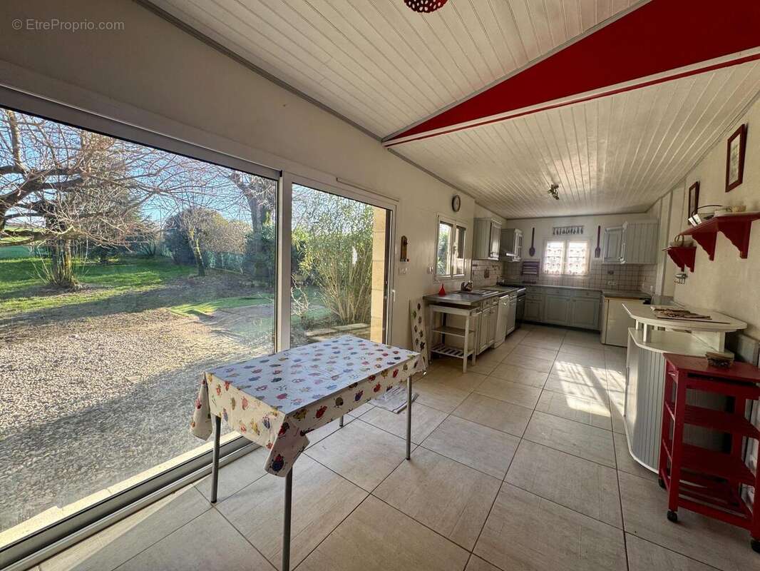 Maison 241 m² à Saint-Maurice-De-Lestapel  - photo 4