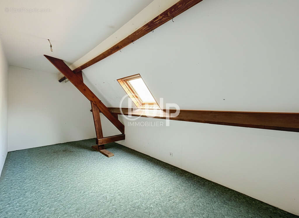 Grande maison familiale de 160 m² avec 6 chambres, terrain de 2 600 m² et sous-sol complet - photo 15