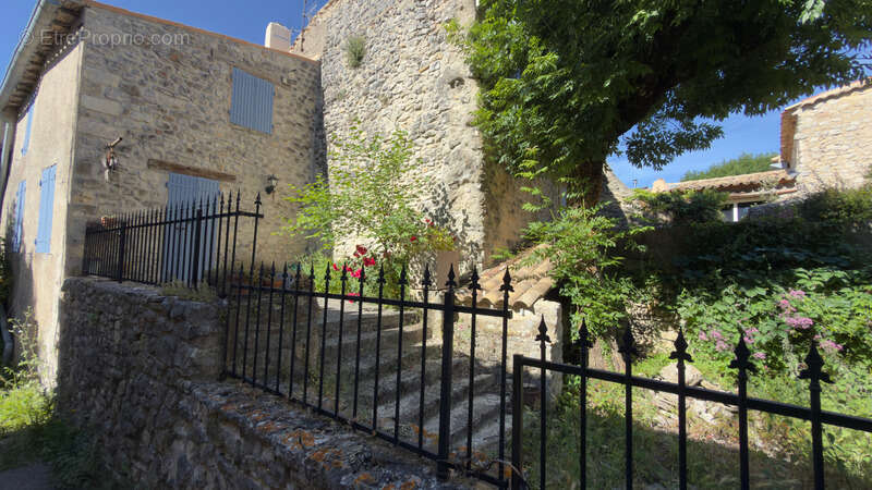 SOUS COMPROMIS - Maison de village avec jardinet et parking - Saint Trinit - photo 3