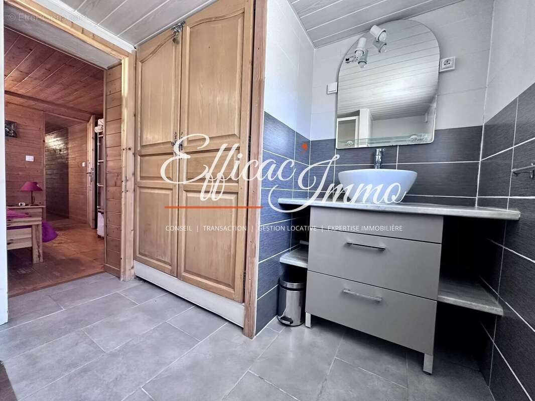 Les angles – chalet 4 faces – 90 m² – terrain de 1 185 m² – vue lac de matemale – vendu meublé - photo 11