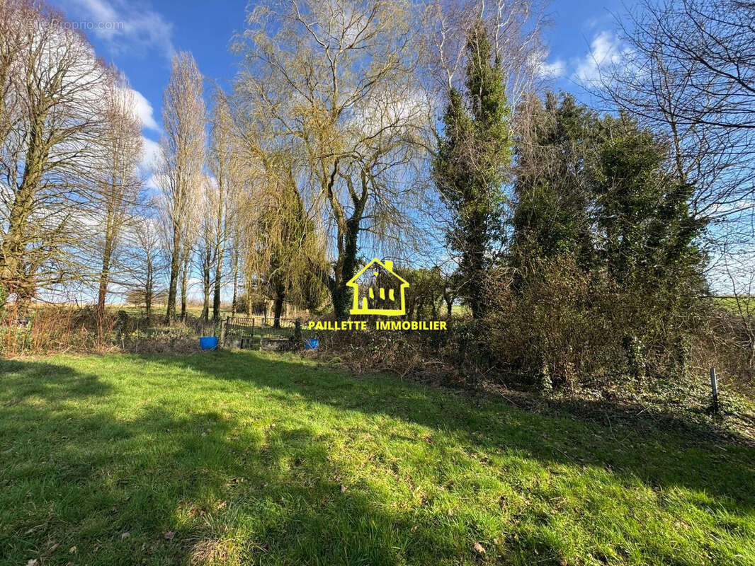 Terrain à SAINT-JEAN-DE-LA-NEUVILLE