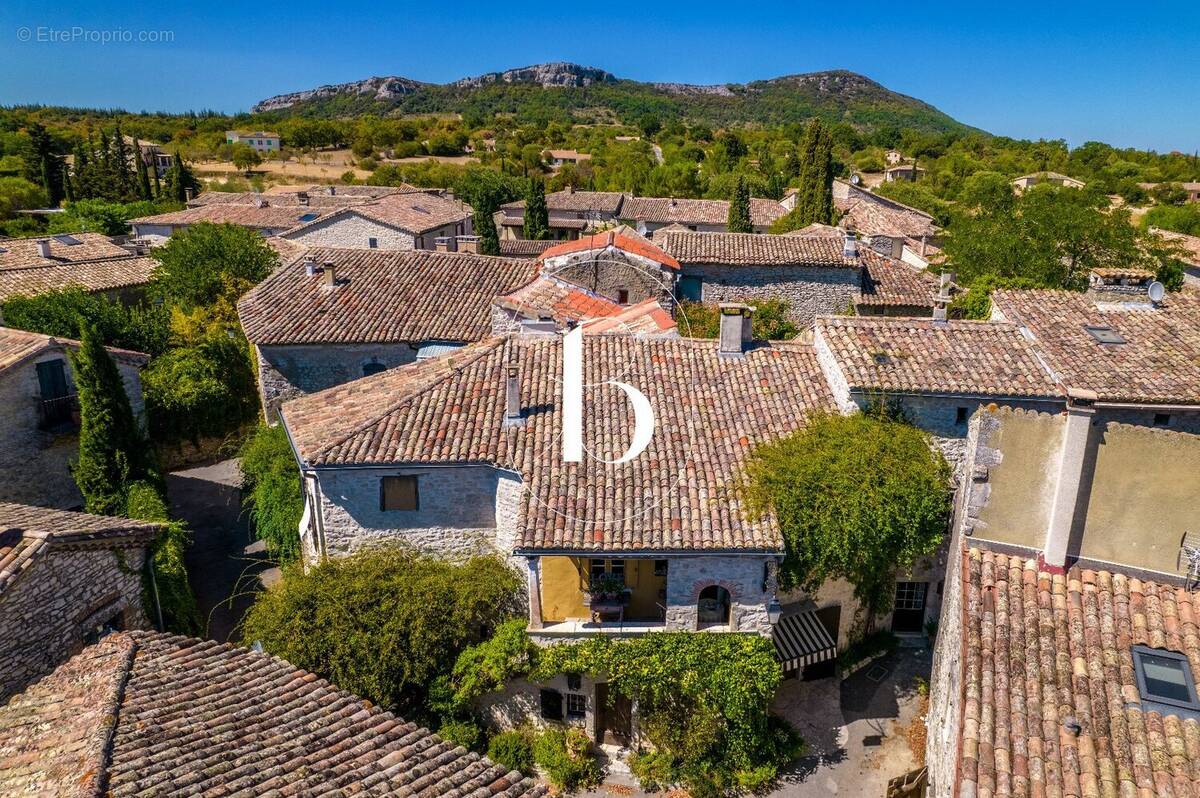 Maison à LUSSAN