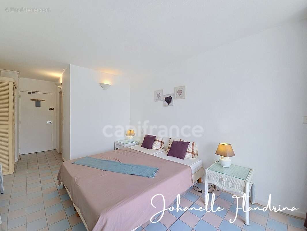 Saint-François - Studio avec terrasse à rénover, à deux pas de la Marina - photo 3