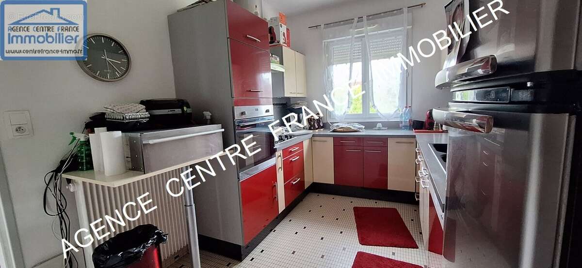 BOURGES, proche EMB. Grande maison familiale d'environ 300 m² avec 7 chambres DPE D - photo 4