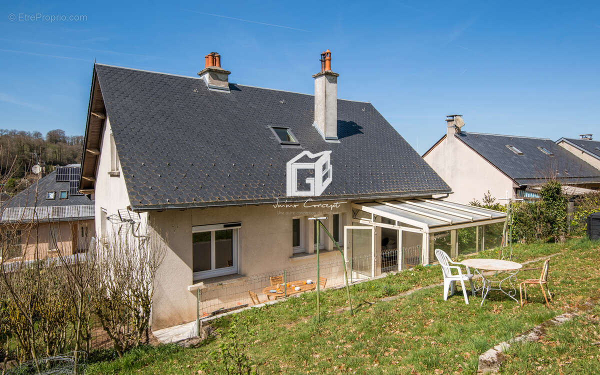 Maison à SALLES-CURAN