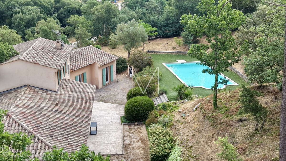 Villa construite en 2010 d'env 200m2 avec un double garage et grande piscine sur 5000m2 - photo 4