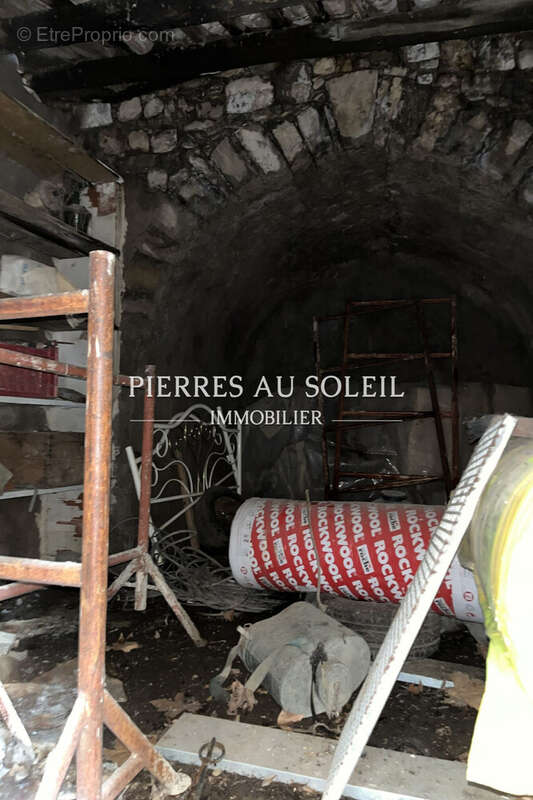 Parking à VILLEMAGNE-L'ARGENTIERE