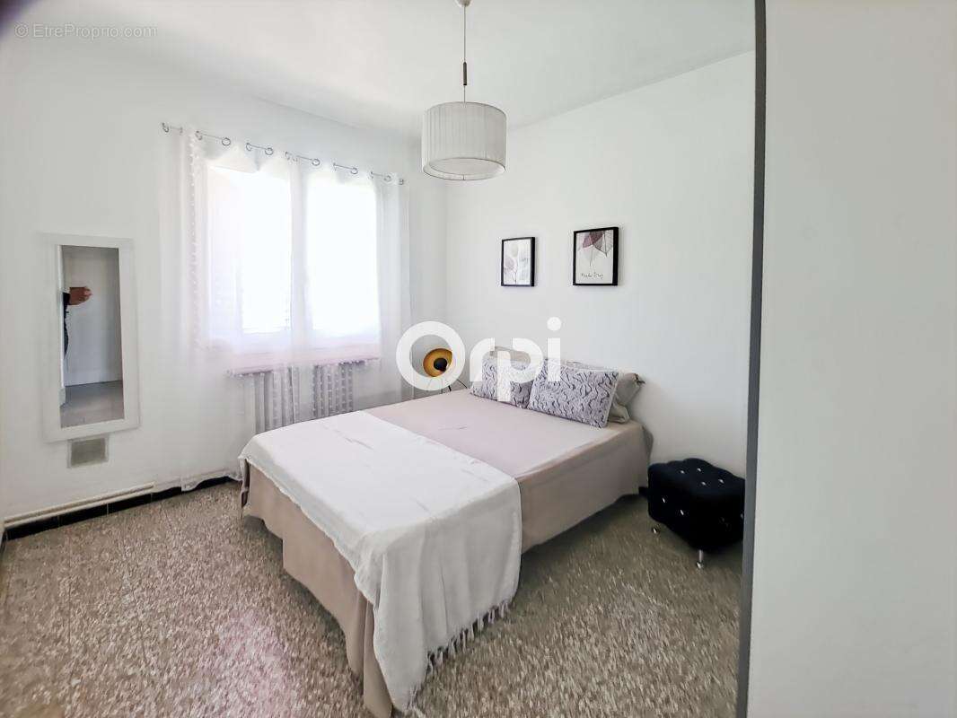 Villa de plain-pied avec piscine, dépendance et terrain plat de 995 m² - photo 8