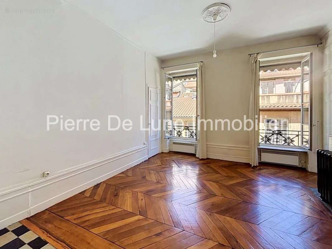 Lyon 1er – Appartement de caractère à réinventer  Charme de l'ancien, dressing, cave & grenier - photo 4