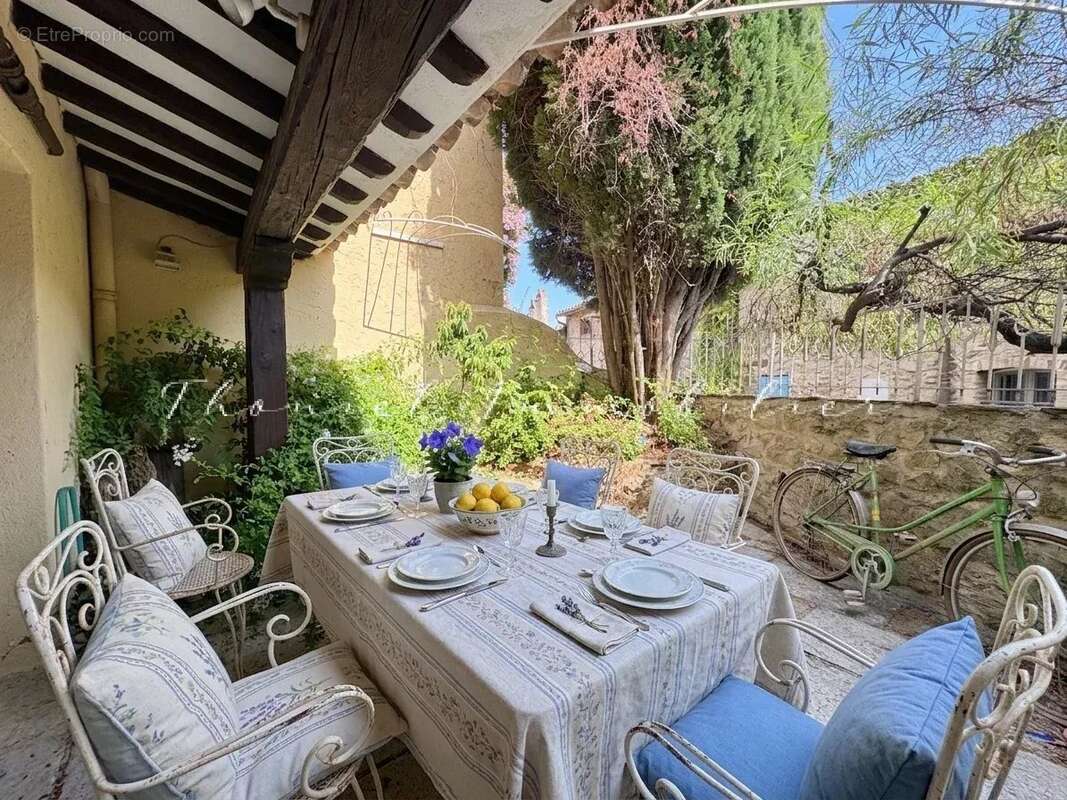 À vendre dans le village de Grimaud : Ensemble de deux maisons de village à rénover, avec terrasse et jardinet - photo 7
