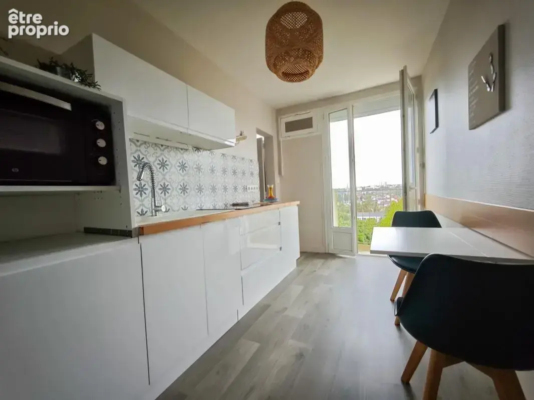 CHOLET – Appartement lumineux 2 chambres avec vue panoramique, balcon, cave et parking sécurisé - photo 3