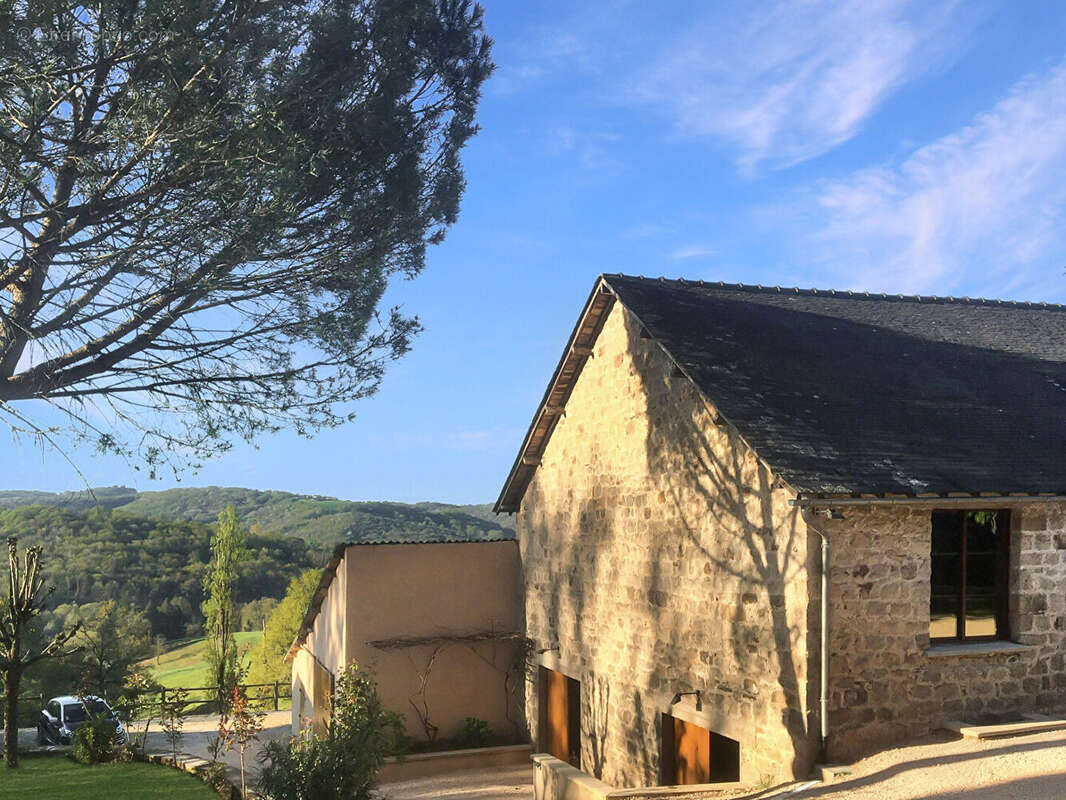 CORREZE. Proche BRIVE-LA-GAILLARDE. Maison en pierre avec 6 chambres, un gîte de 2 chambres, une grange, 2 écuries et un hangar  - photo 7