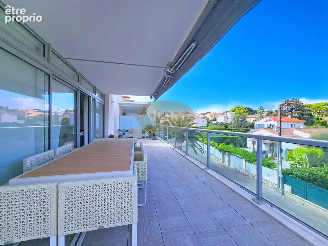 T3 avec terrasse, solarium et vue - photo 5