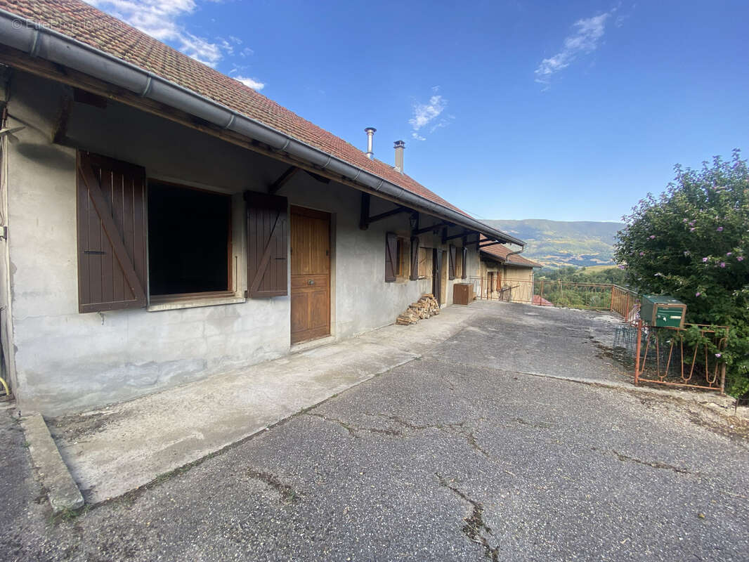 Maison T4 avec dépendances, caves et terrain   Beau potentiel - photo 16