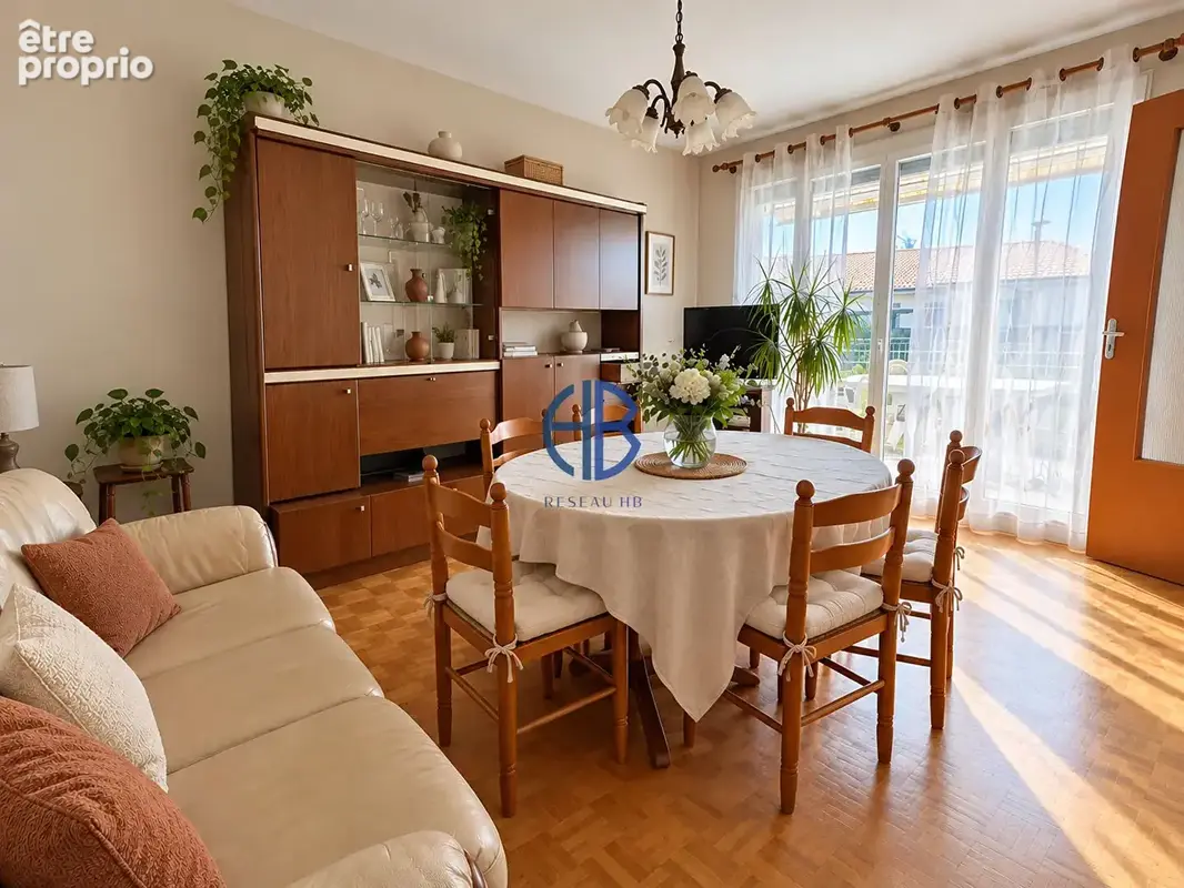 Maison de charme au coeur du village, 3 chambres et beau potentiel d'aménagement ! - photo 5