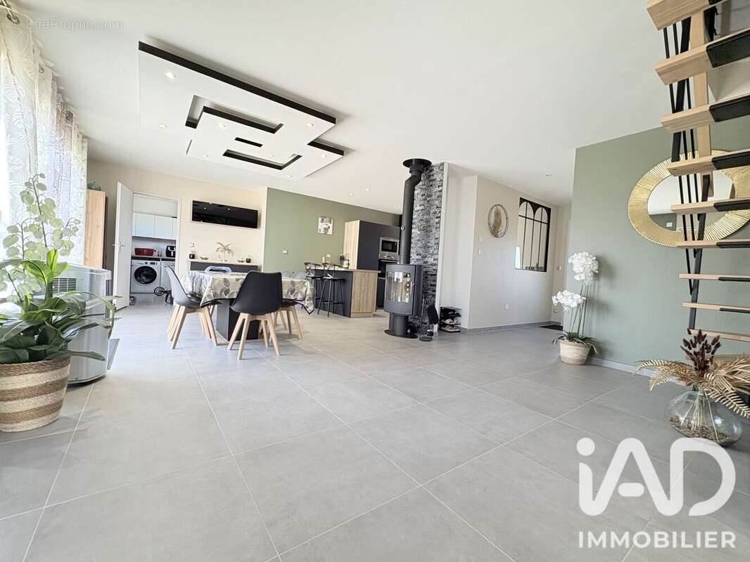 Maison 134 m² à Villebernier  - photo 4