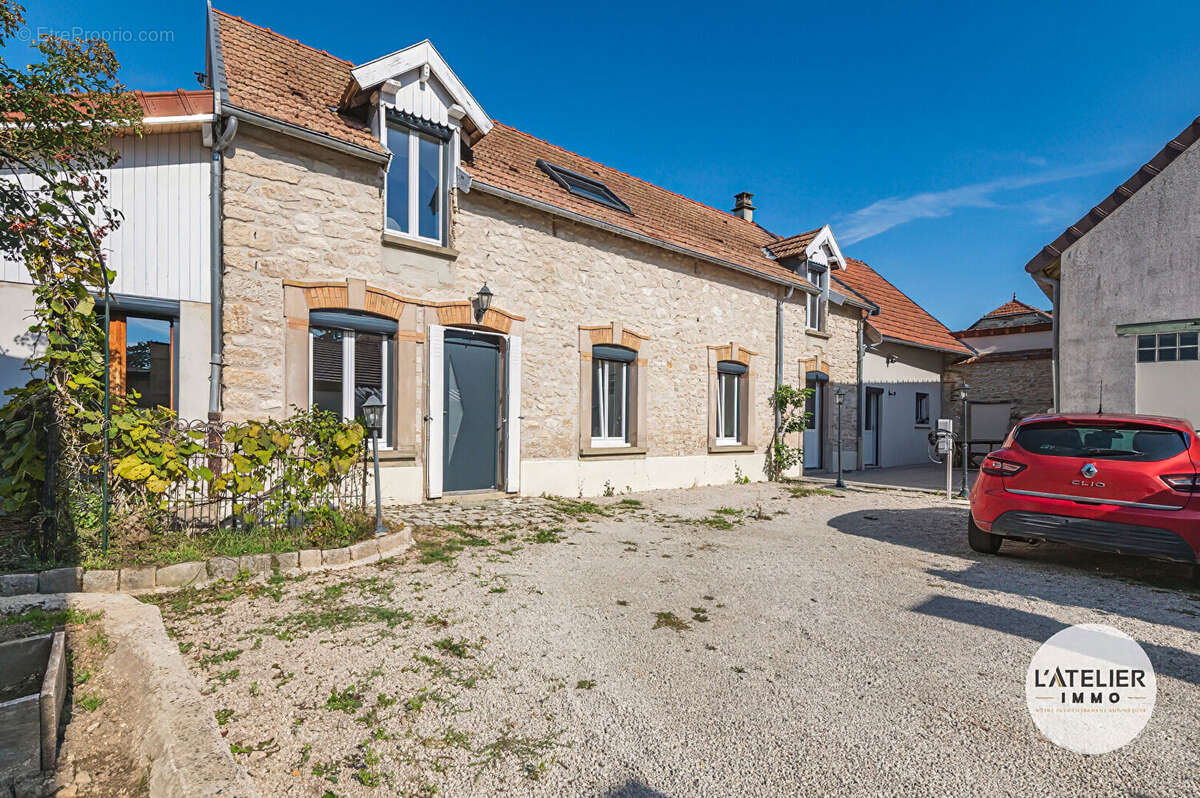 Maison à FAVEROLLES-ET-COEMY