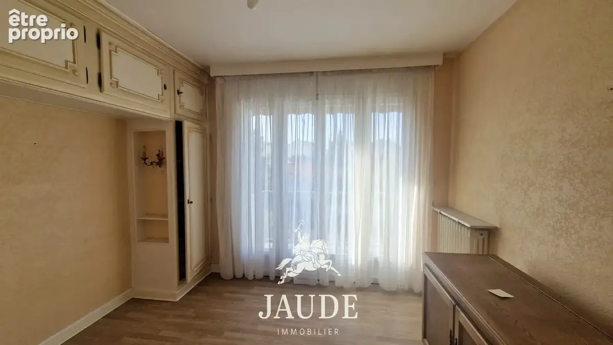 Issoire spacieux appartement t4 de 101 m2 à rafraîchir avec balcon,cave et vue sur l’abbatiale - photo 6