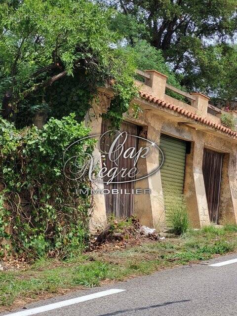 Parking à RAYOL-CANADEL-SUR-MER