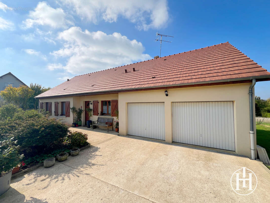 Maison à AINAY-LE-CHATEAU