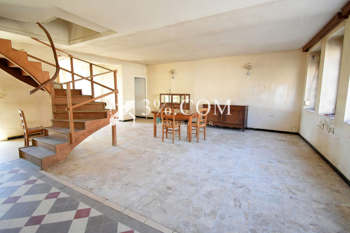Maison de caractère de 280 m2 à rénover sur un terrain d'environ 950 m2 à FAVIERES - photo 3