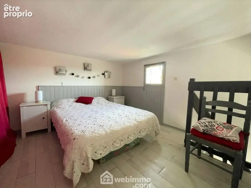 Chambre indépendante avec fenêtre.