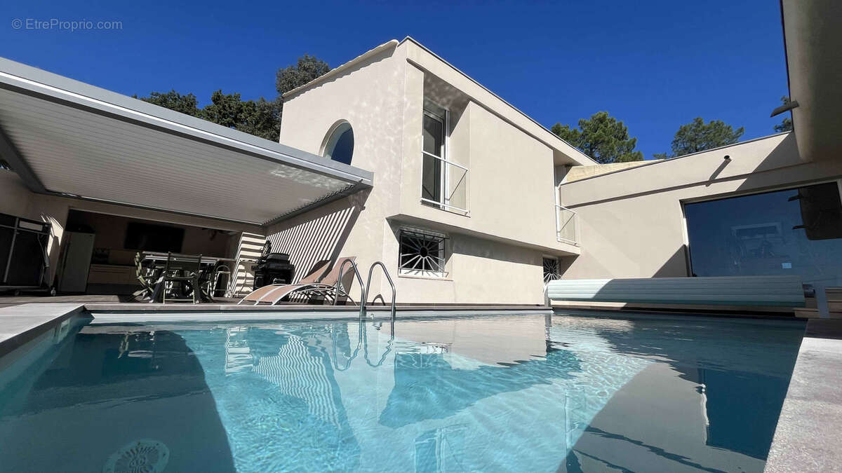 Maison à SAINT-MARCEL-DE-CAREIRET