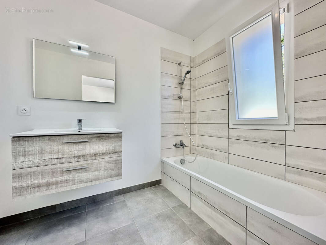 Maison à SAINT-CLAIR-DE-LA-TOUR