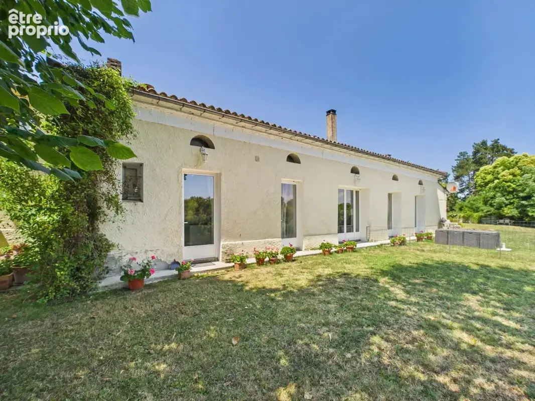 Belle maison de 5 chambres avec piscine en bord de rivière, maison d'amis et annexe près de Gensac - photo 17