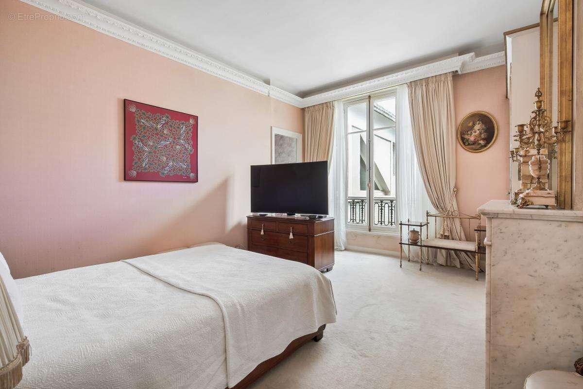 Appartement à NEUILLY-SUR-SEINE