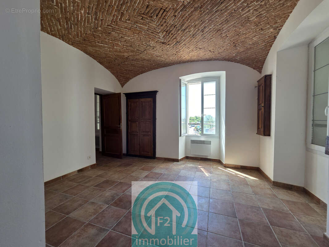 Appartement et cave dans un immeuble ancien au centre d'Aleria - photo 7