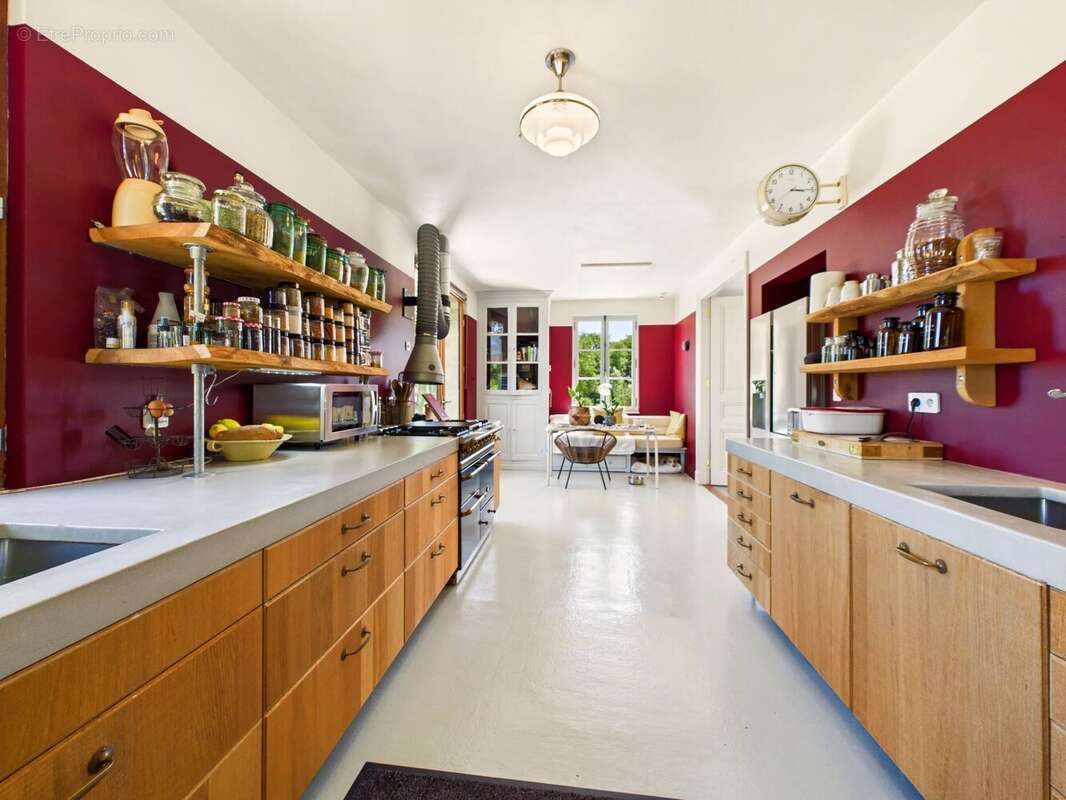 Propriété de caractère avec maison principale, annexes et piscine sur plus de 4,7 ha - photo 4